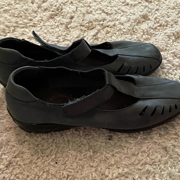 Vintage Gray Tstrap 1940s inspired shoes - Picture 2 of 4